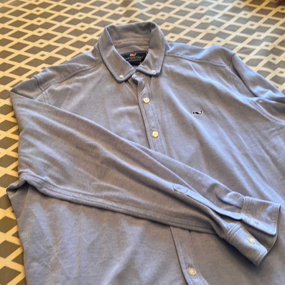 Mens Vineyard Vines causal bottom down shirt. XL